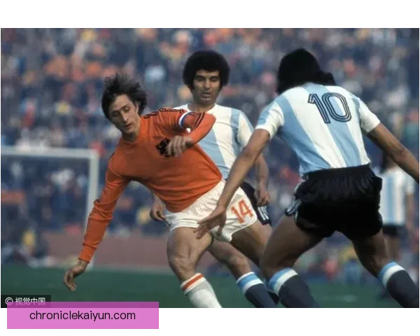 克鲁伊夫经典瞬间回顾，展现足球历史上的传奇表现与影响力